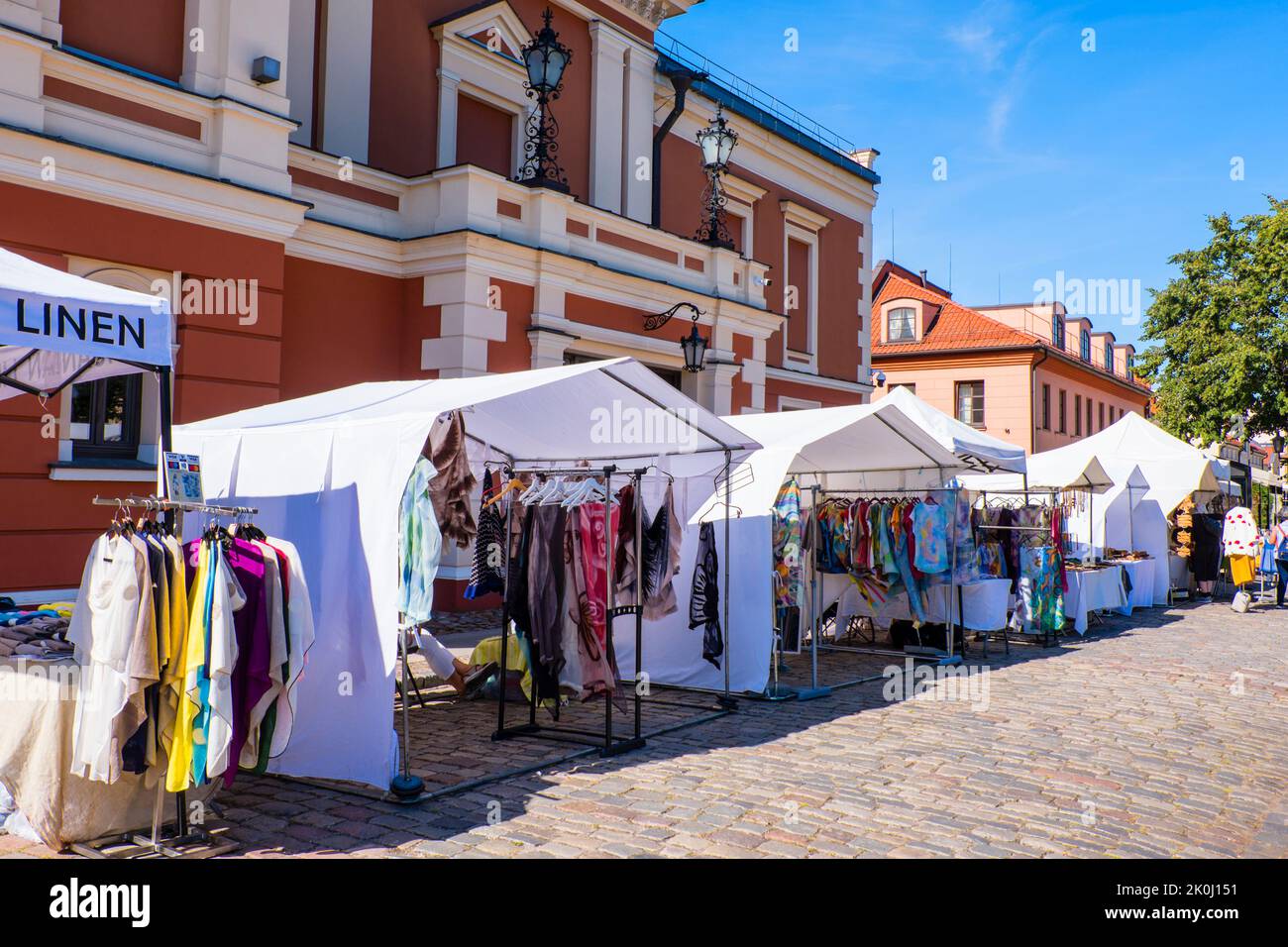 Bancarelle del mercato, Teatro aikštė, Piazza dei teatri, centro storico, Klaipeda, Lituania Foto Stock
