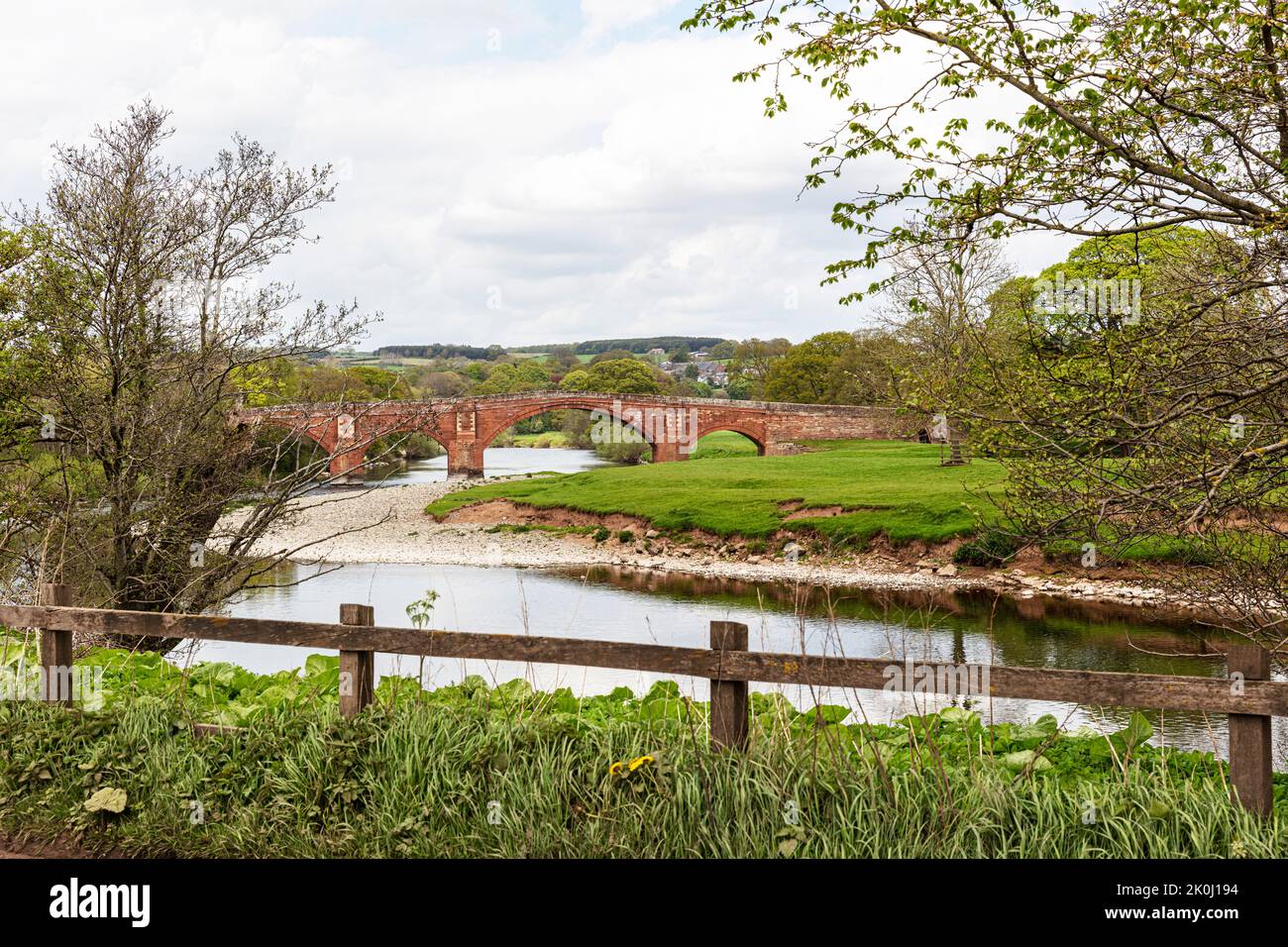 Il ponte di arenaria attraversa il fiume Eden, Lazonby, Cumbria, Regno Unito, Inghilterra, river Eden, River Eden bridge, Lazonby River Eden, Regno Unito, Inghilterra, fiumi, fiume Foto Stock