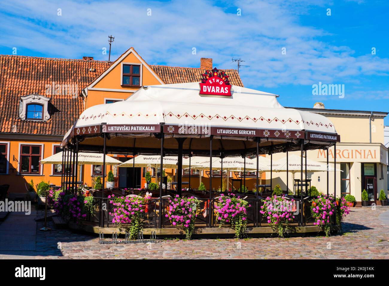 Etno Dvaras, ristorante lituano, Teatro aikštė, piazza del teatro, centro storico, Klaipeda, Lituania Foto Stock