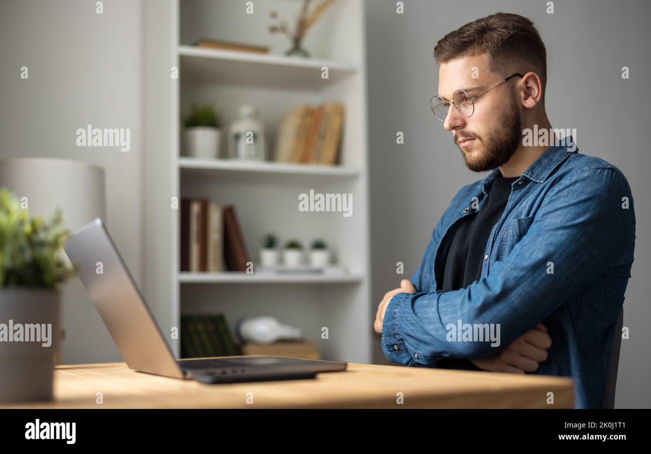 Uomo che lavora da casa in remoto Foto Stock