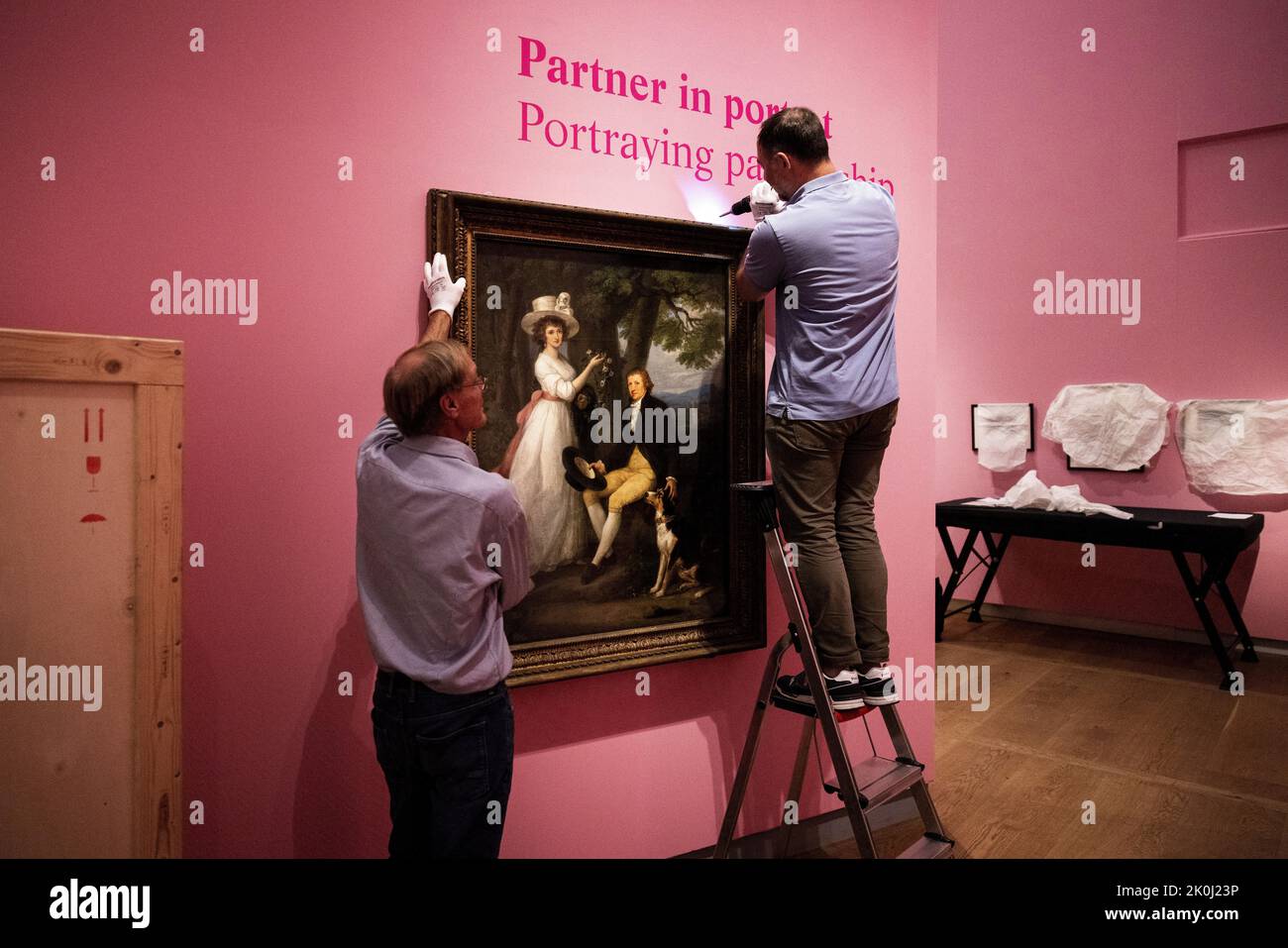 2022-09-12 10:38:03:19 AMSTERDAM - un ritratto del pittore maestro Angelica Kauffmann durante la costruzione e la disposizione della mostra Hermitage Love Stories. Il dipinto raffigura il commerciante d'arte e banchiere Thomas Jenkins e sua cugina Anna Maria in cerca di un uomo. ANP RAMON VAN FLYMEN olanda fuori - belgio fuori Foto Stock