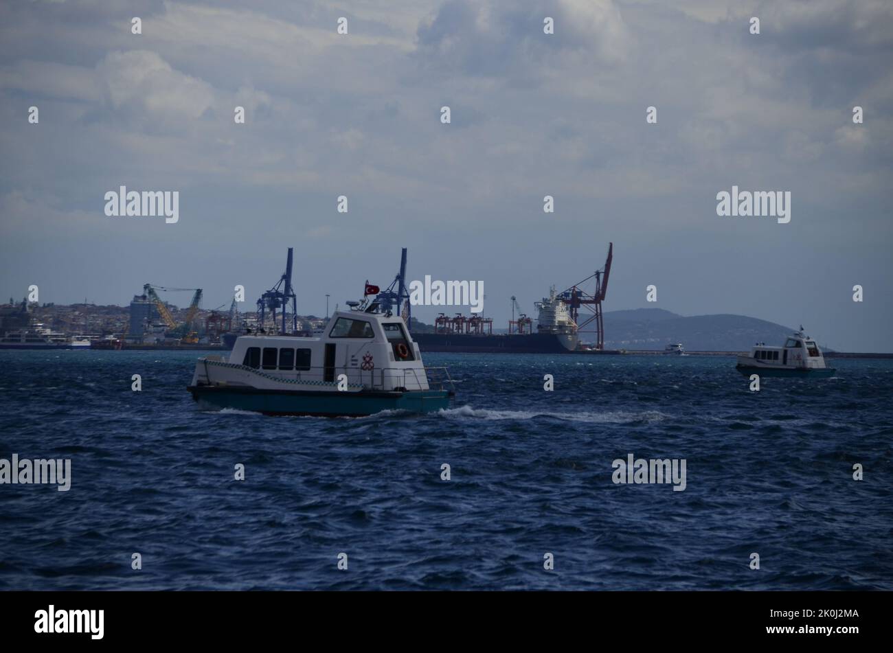 Istanbul, Turchia 16,2022 agosto: Taxi d'acqua e traghetto per auto del comune di Istanbul. Foto Stock