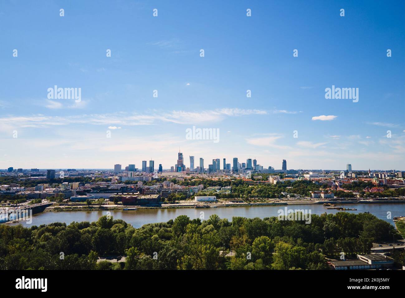 Varsavia vista aerea sul fiume e skyline del centro con grattacieli, panorama della città di Warshawa nei giorni estivi Foto Stock