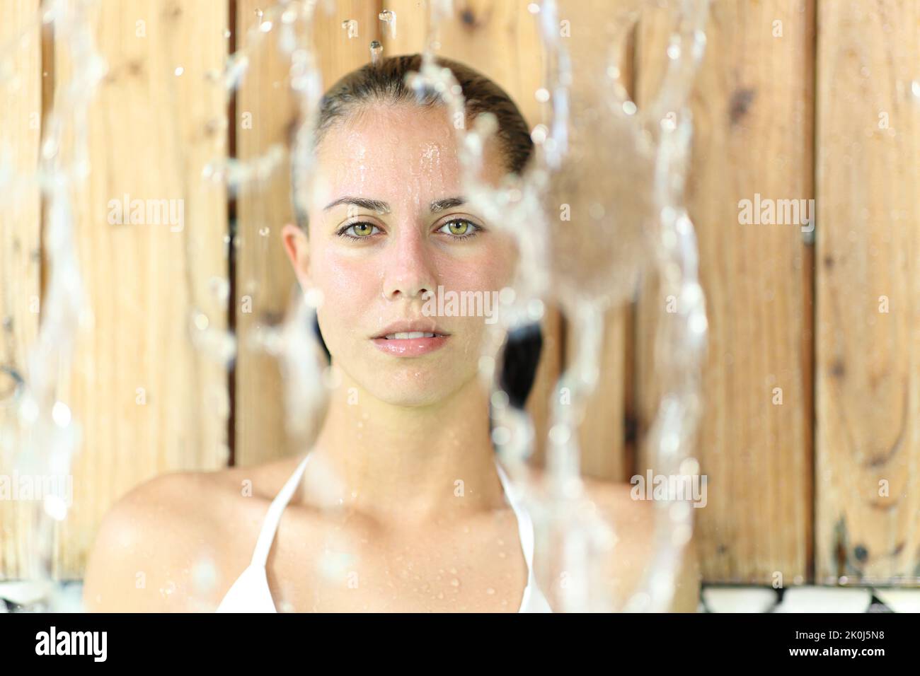 Vista frontale ritratto di una bella donna in una spa guardando la macchina fotografica Foto Stock