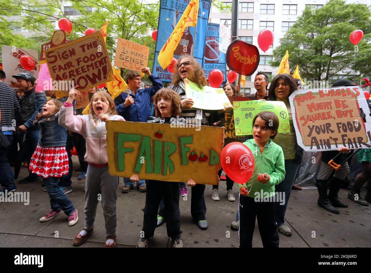 New York, 18 maggio 2013. Coalizione di lavoratori Immokalee, e alleati marzo per Fair Food per portare la consapevolezza di ... vedere add'l info per la didascalia completa Foto Stock