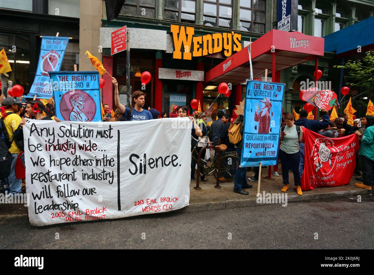 New York, 18 maggio 2013. Coalizione di lavoratori Immokalee, e alleati marzo per Fair Food per portare la consapevolezza di ... vedere add'l info per la didascalia completa Foto Stock