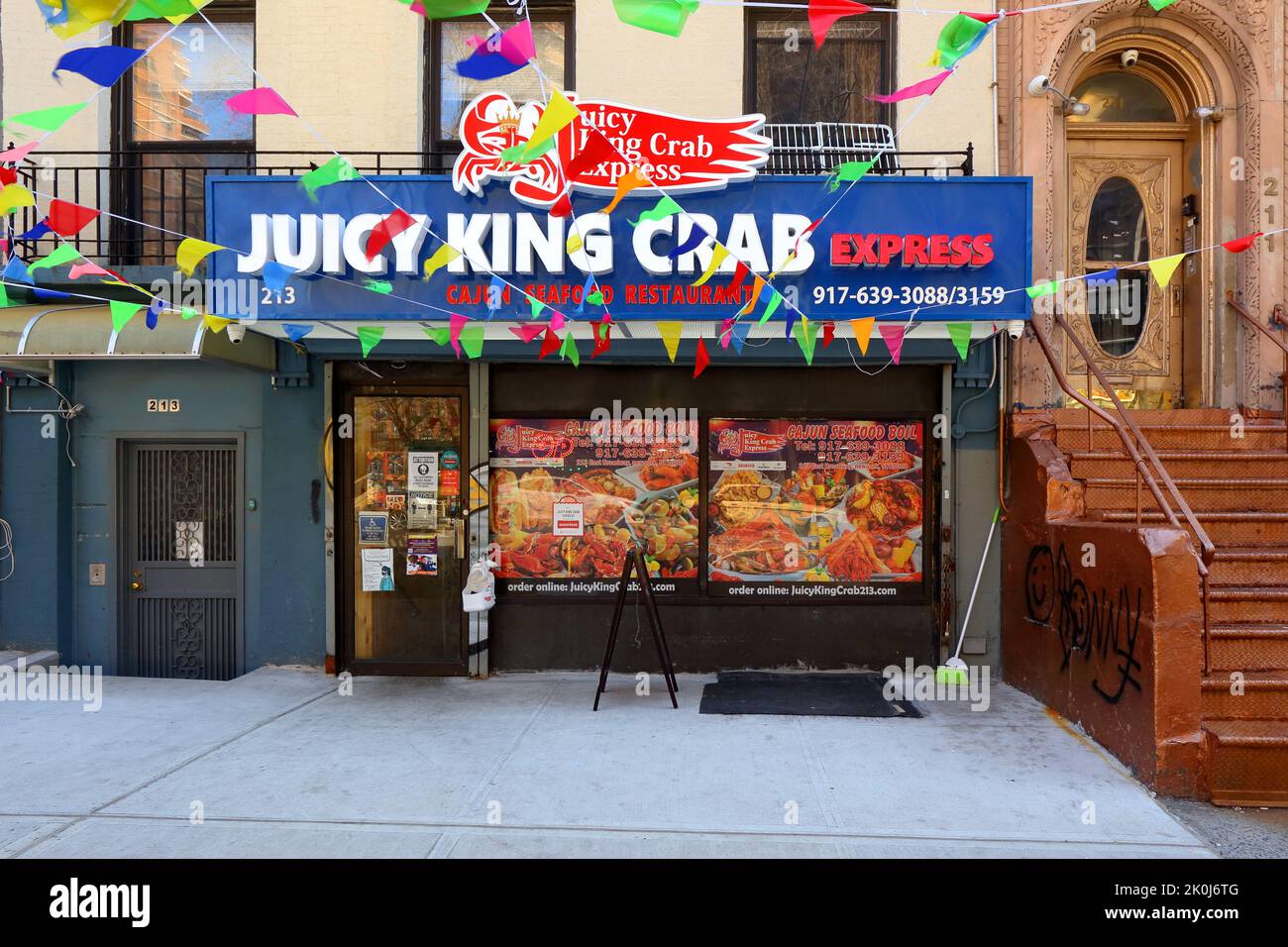 [Storefront storico] Juicy King Crab Express, 213 e Broadway, New York. Storefront di un ristorante di pesce cajun boil nel Lower East Side. Foto Stock