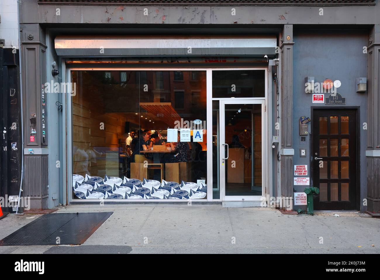 Momofuku Noodle Bar, 171 1st Ave., New York, NYC foto di un ristorante asiatico con un'attenzione al ramen Manhattan's East Village. Foto Stock