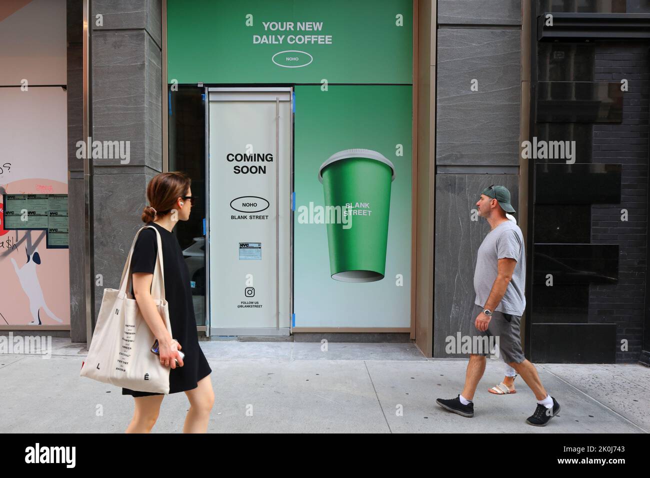 Le persone che passeggiano davanti ad una catena semi-automatizzata di coffee shop Blank Street Coffee sono in costruzione nel quartiere NoHo di Manhattan, New York. Foto Stock