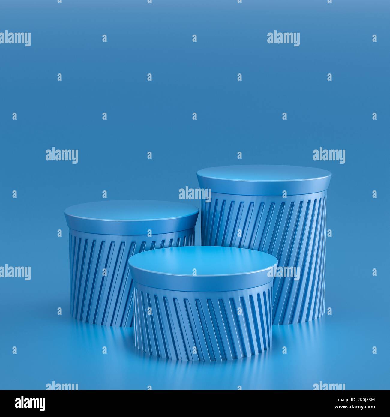 3 podi a colonna classici in tonalità blu. rendering 3d Foto Stock