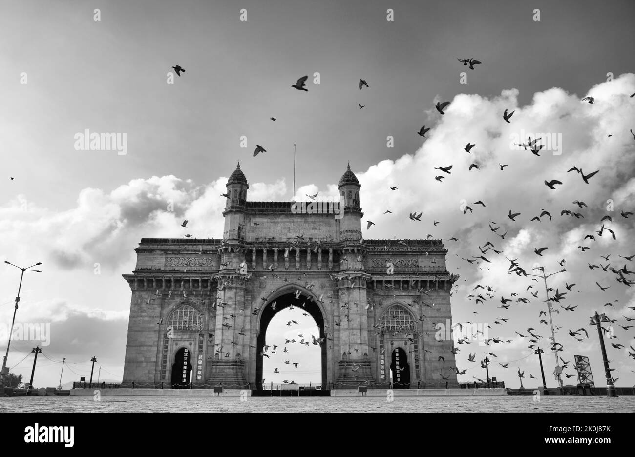 Strade deserte e traffico molto minimo a Gateway of India, a Mumbai a causa del blocco pandemico Covid 19. Foto Stock