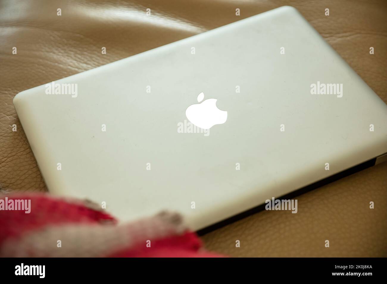 Grecia, Atene, gennaio 23 2022. COMPUTER portatile MACBOOK di Apple. Chiuso, argento, metallico, portatile, sottile, Linea moderna di computer portatili Macintosh Foto Stock