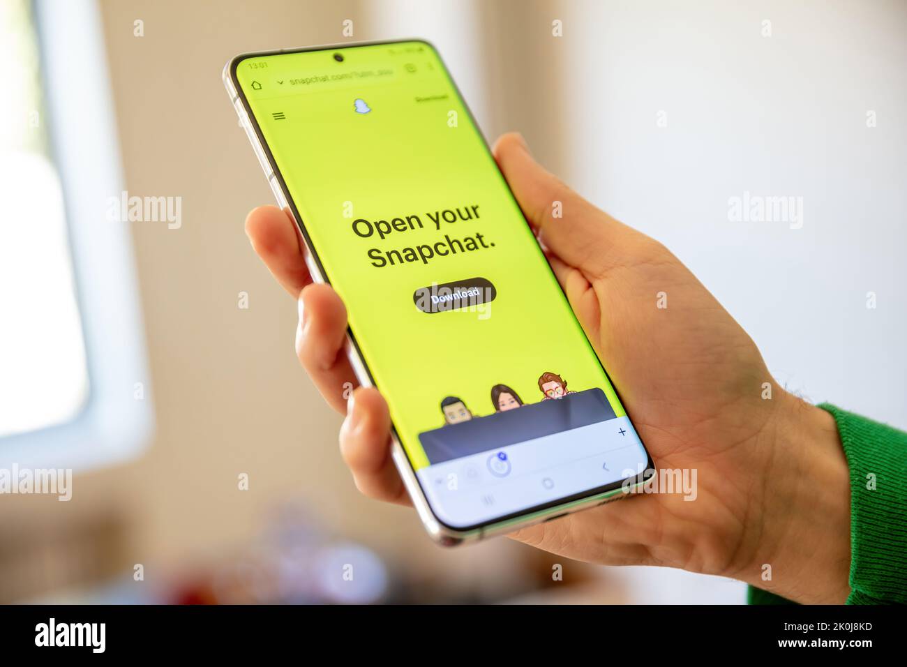 Grecia, Atene, gennaio 23 2022. APPLICAZIONE online SNAPCHAT. Servizio di messaggistica istantanea mobile, condivisione di video, foto, testo. Smartphone su mano uomo sfocato backgrou Foto Stock