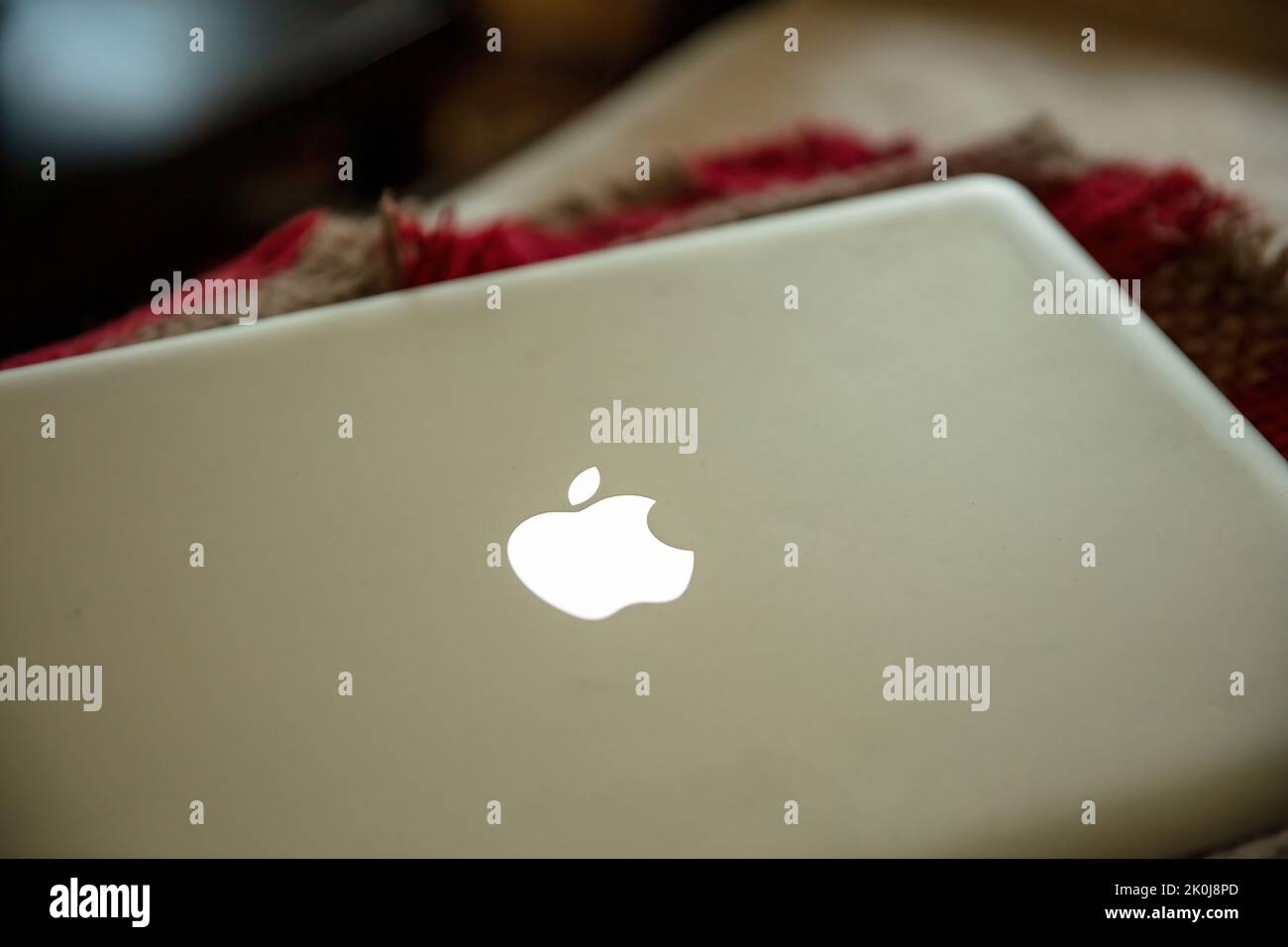 Grecia, Atene, gennaio 23 2022. COMPUTER portatile MACBOOK di Apple. Chiuso, argento, metallico, portatile, sottile, Linea moderna di computer portatili Macintosh Foto Stock