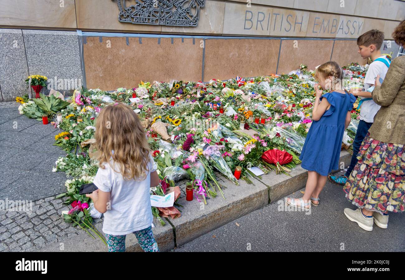 Beileidsbekundungen zum Tod von Königin Elizabeth II der Queen em 08.09.2022. Blumen und Kerzen werden vor der britischen Botschaft in Berlin abge Foto Stock