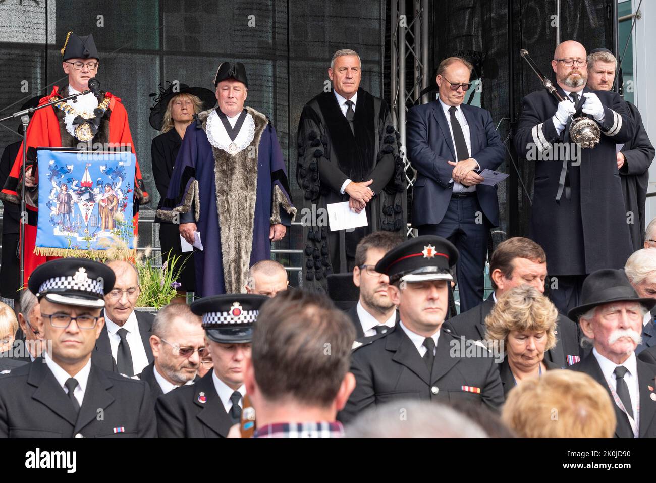 Victoria Plaza, Southend on Sea, Essex, Regno Unito. 12th Set, 2022. Il Consigliere Kevin Robinson, Worshipful il Sindaco della città di Southend on Sea, ha letto la proclamazione dell'adesione del re Carlo III al pubblico di osservazione. In tutto il paese si leggono proclami per annunciare la notizia di questa secolare tradizione per il nuovo monarca Foto Stock