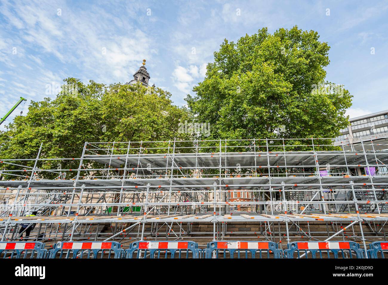 Londra, Regno Unito. 12th Set, 2022. Un grande stand è stato costruito per i media e ospiti speciali di fronte all'Abbazia di Westminster - preparativi per i funerali di stato dopo la morte della regina Elisabetta la seconda settimana scorsa. Credit: Guy Bell/Alamy Live News Foto Stock