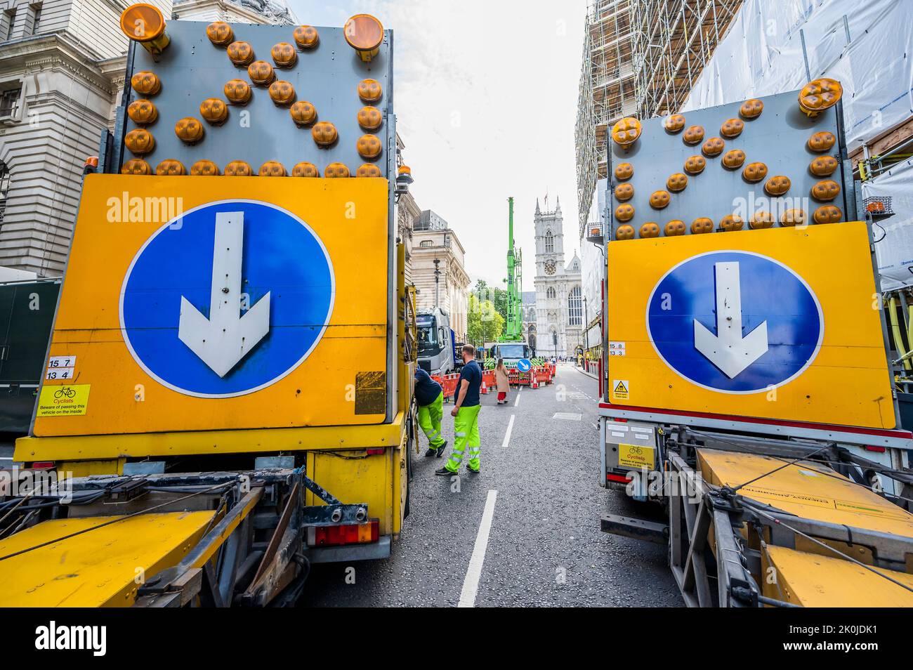 Londra, Regno Unito. 12th Set, 2022. Gli studi televisivi temporanei sono costruiti in cima alla Sala Metodista, di fronte al Westminster Studio, utilizzando un grande crain - preparativi per il funerale di stato dopo la morte della Regina Elisabetta la seconda settimana. Credit: Guy Bell/Alamy Live News Foto Stock