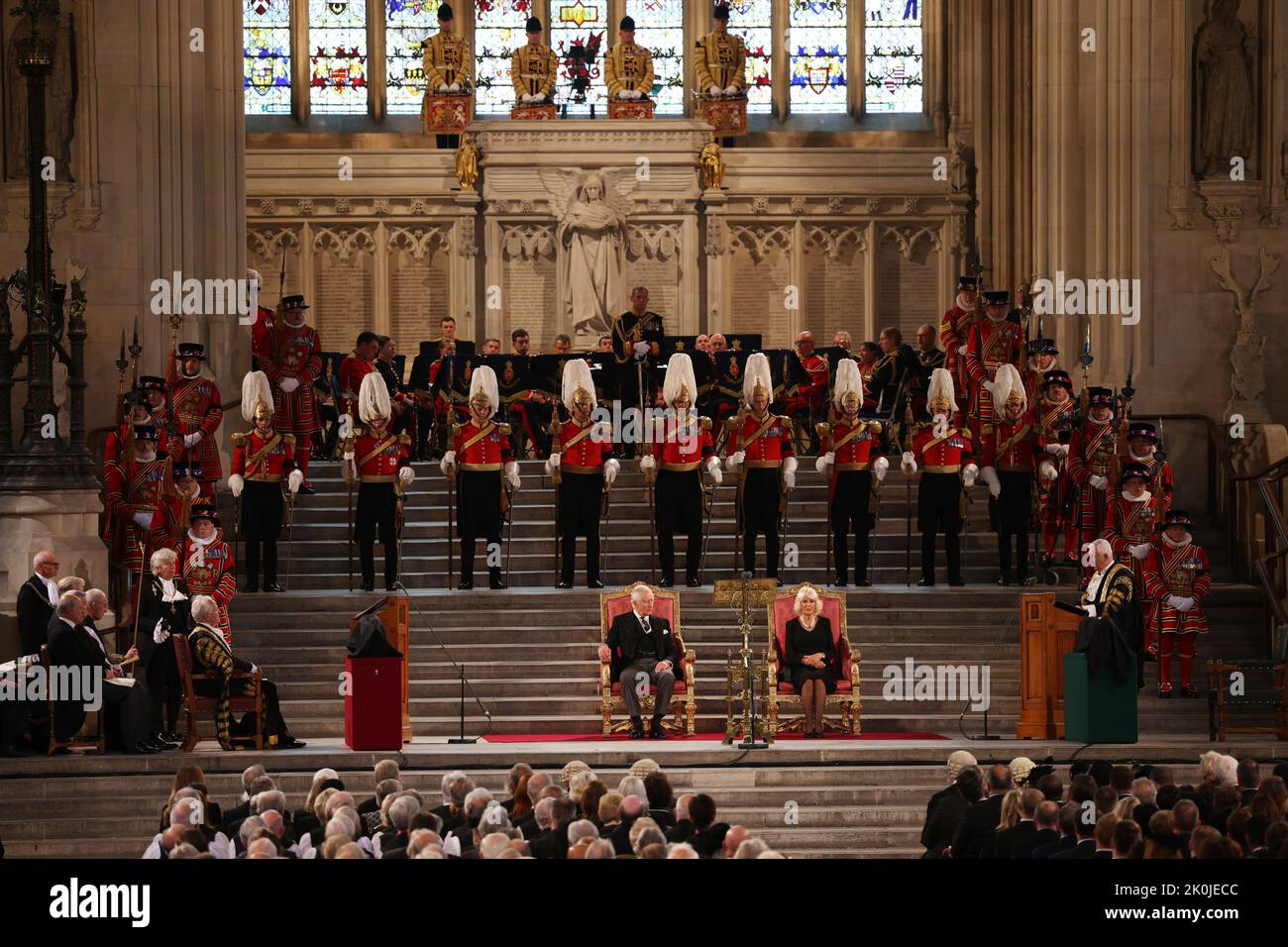 Re Carlo III e la Regina Consort nella Westminster Hall, Londra, dove entrambe le Camere del Parlamento si riuniscono per esprimere le loro condoglianze in seguito alla morte della Regina Elisabetta II Data immagine: Lunedì 12 settembre 2022. Foto Stock