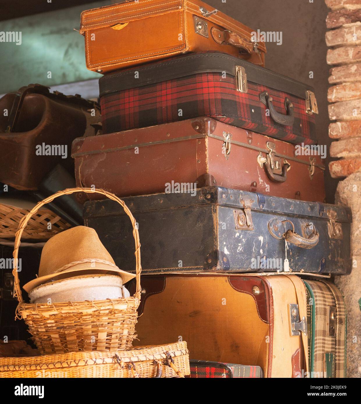 Valigie vintage classiche obsolete con tag, valigie in pelle d'epoca. Concetto di bagaglio da viaggio. Foto filtrata in stile retrò Foto Stock