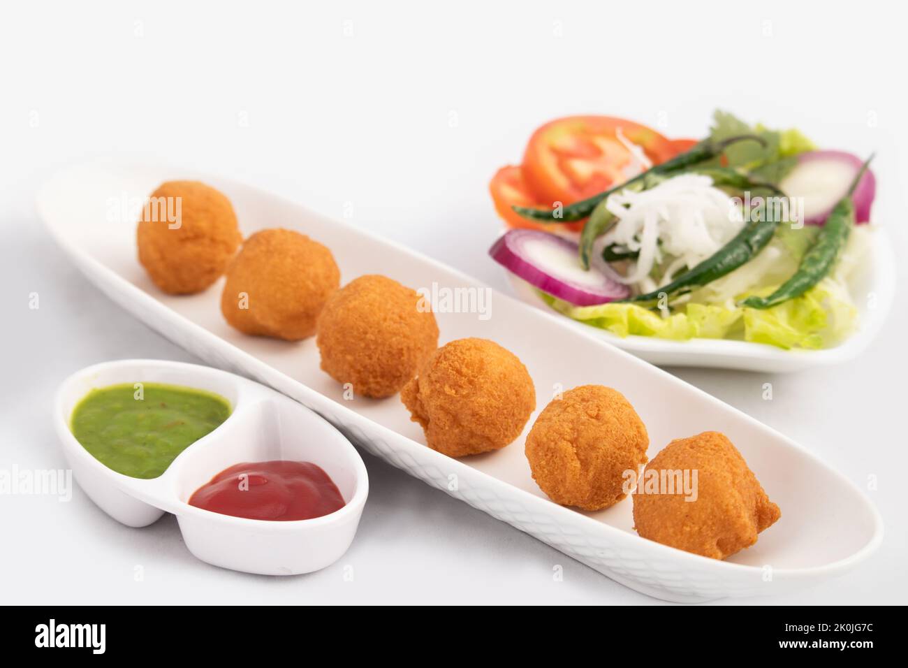 Indian Delhi Street Chaat Food RAM Laddu Pakode o Raam Ladoo Pakore è fatto di Moong dal, giallo Mung lenticchie, Chana Daal. Servito con rafano bianco Foto Stock