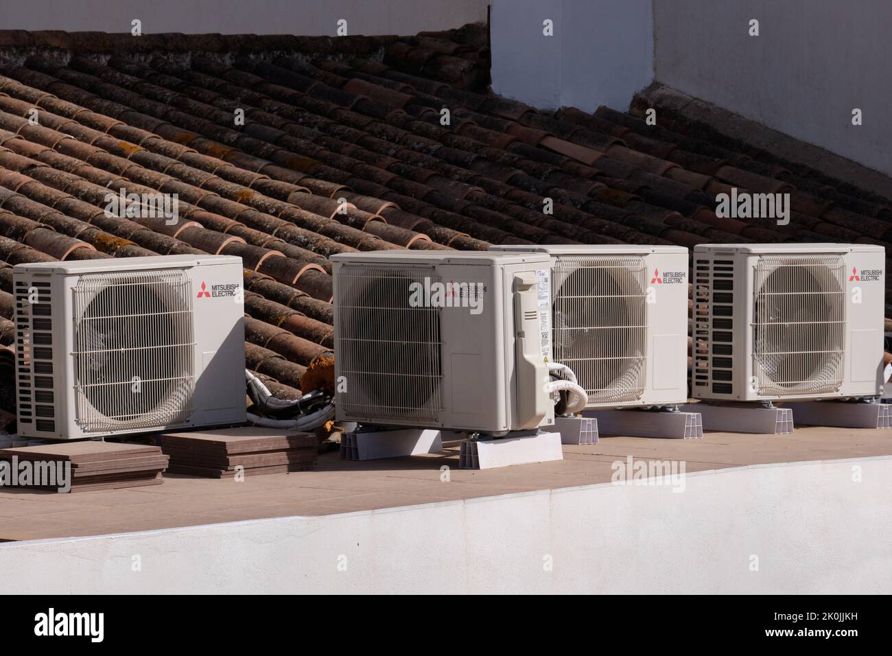 Mitsubishi unità elettriche di aria condizionata sul tetto di una casa. Provincia di Malaga, Spagna Foto Stock