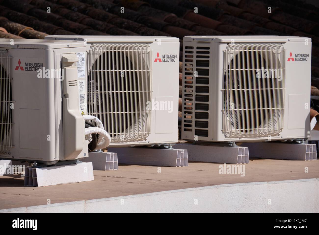 Mitsubishi unità elettriche di aria condizionata sul tetto di una casa. Provincia di Malaga, Spagna Foto Stock