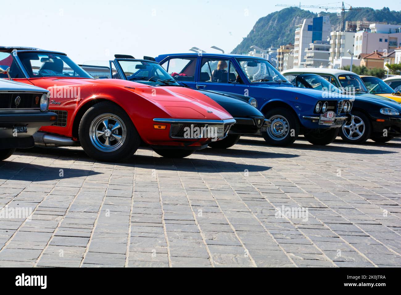 PESARO - ITALIA - 02 luglio - 2022 : rally di vetture classiche Chevrolet Corvette Mako Shark a Pesaro Foto Stock