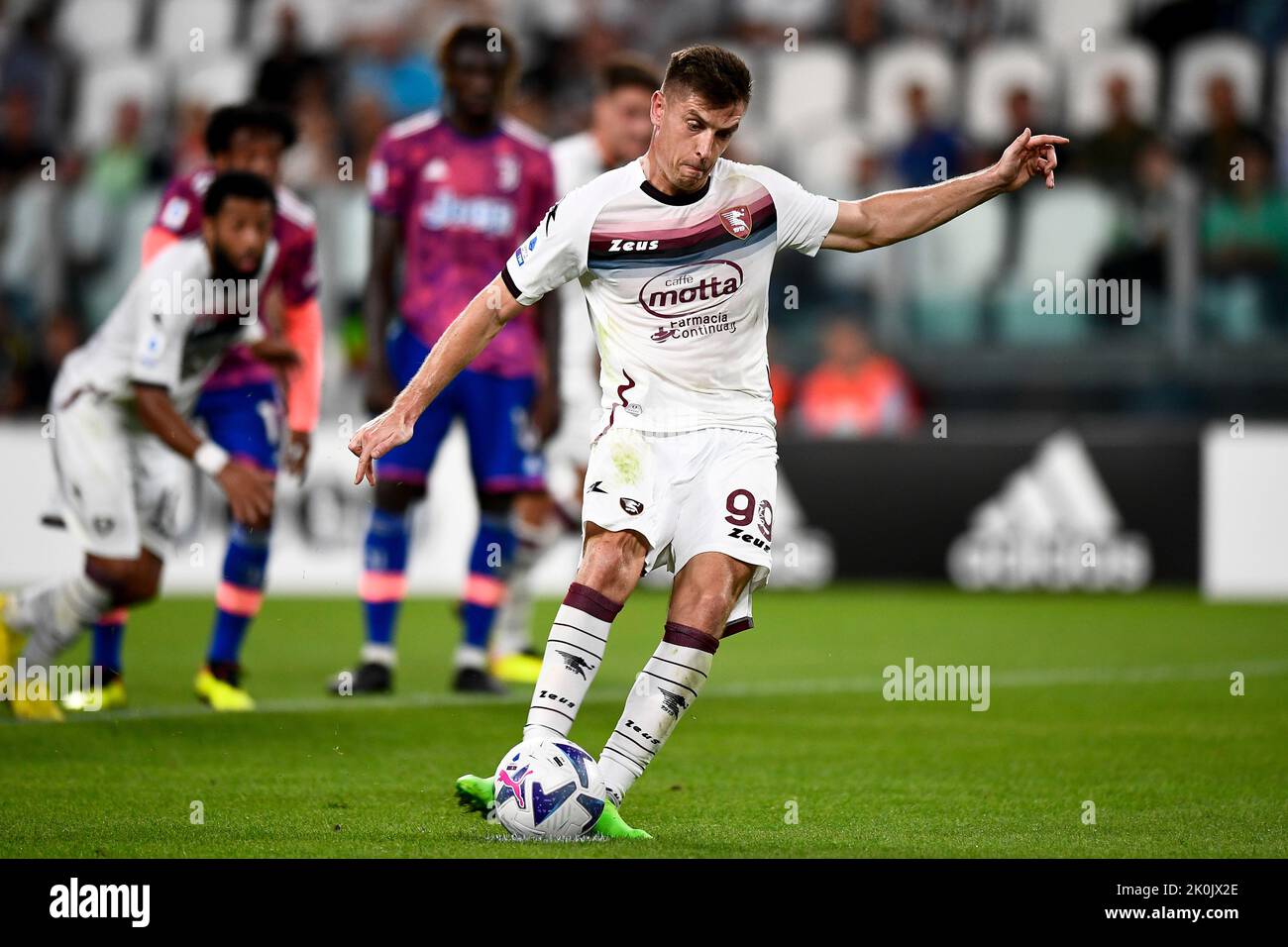 Torino, Italia. 11 settembre 2022. Krzysztof Piatek of US Salernitana segna un gol da un calcio di punizione durante la Serie A partita di calcio tra Juventus FC e US Salernitana. Credit: Nicolò campo/Alamy Live News Foto Stock