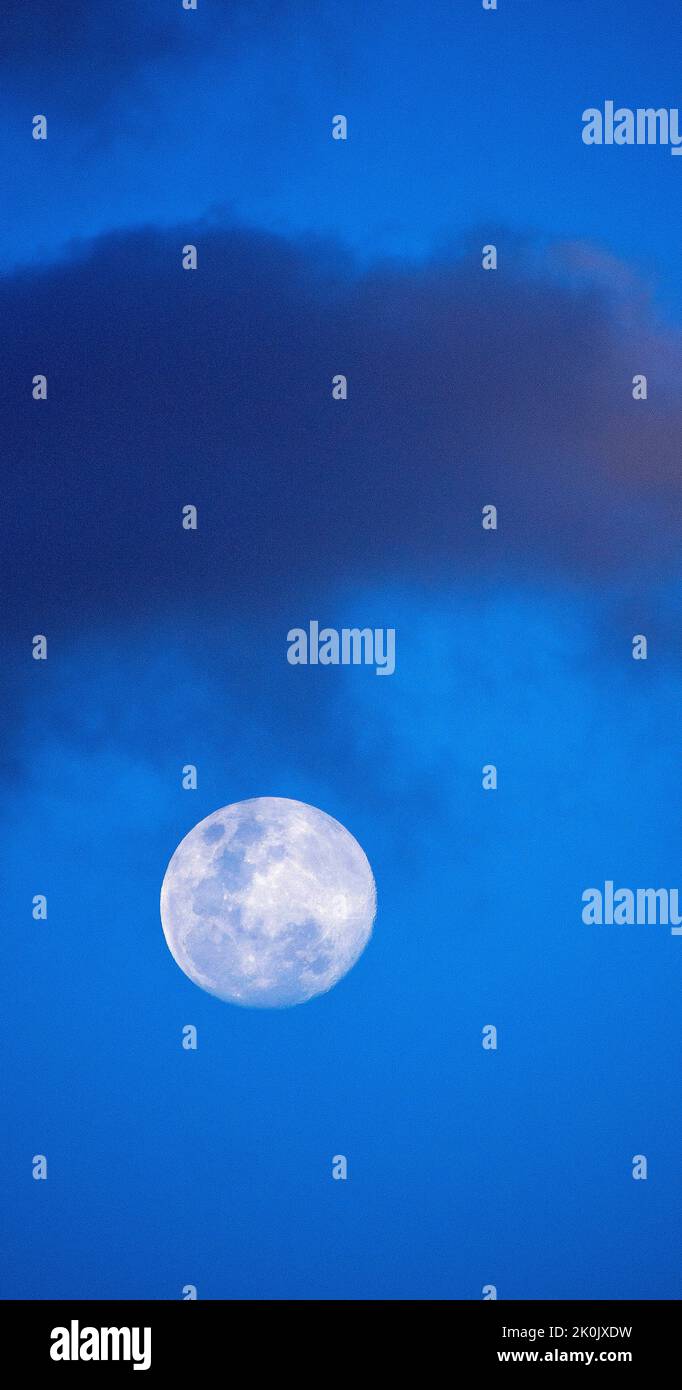 Luna piena Nubi skay blu Foto Stock