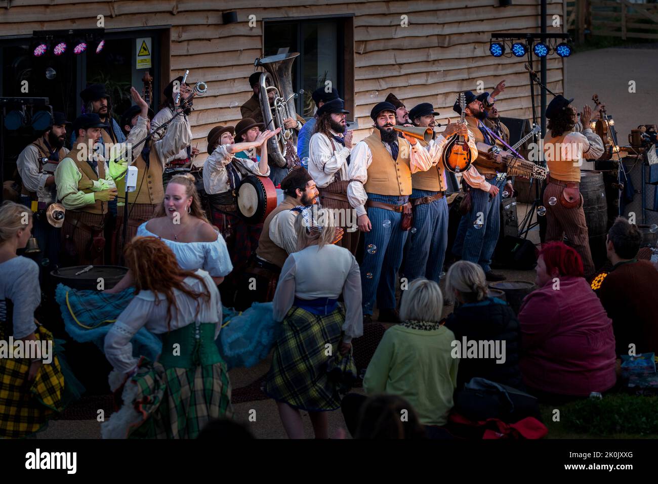 I marinai del vecchio periodo si esibiscono all'anfiteatro Newquay Orchard in Cornovaglia. Foto Stock