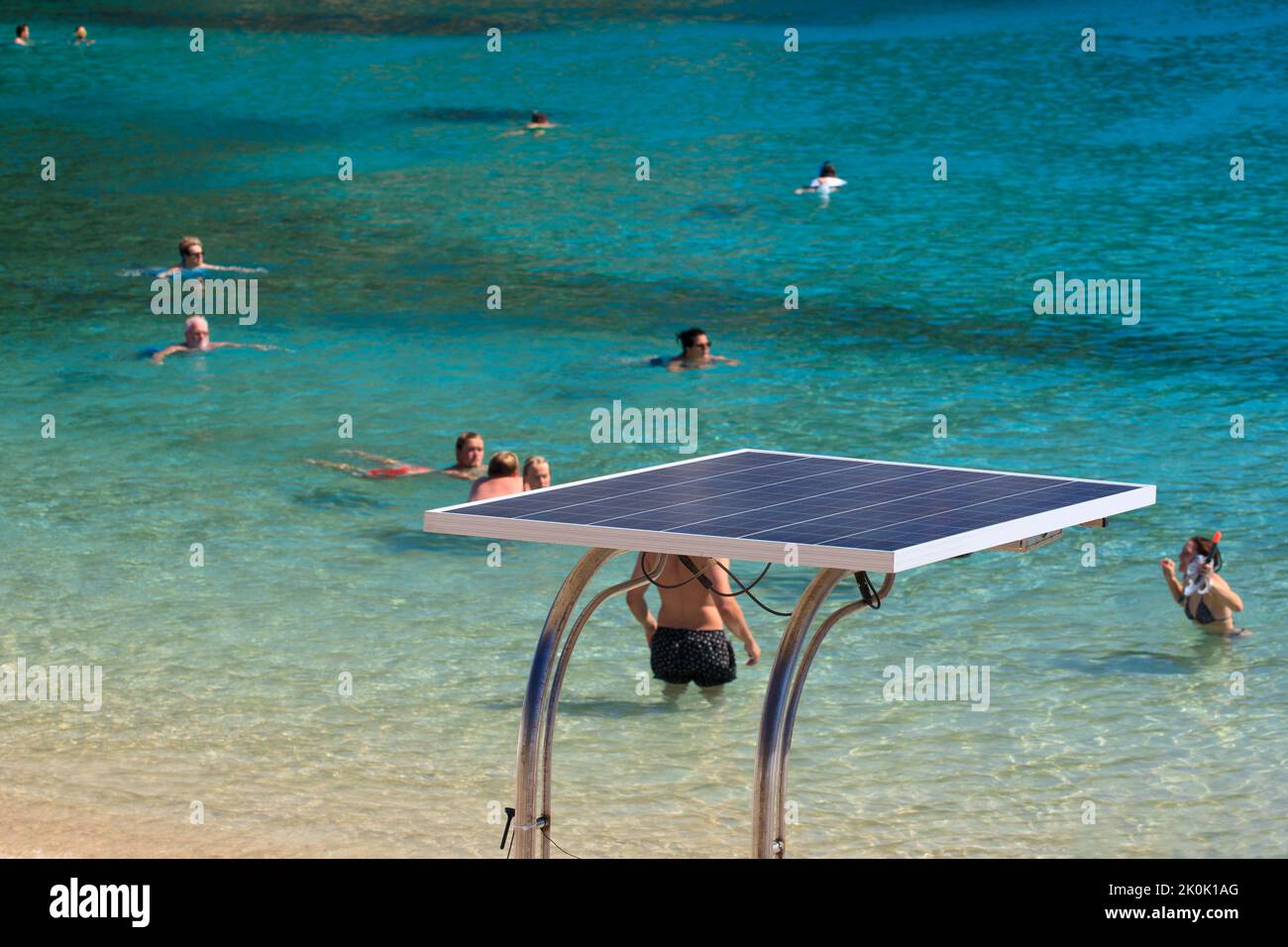 Pannello delle batterie solari in spiaggia. Scenario delle vacanze Foto Stock