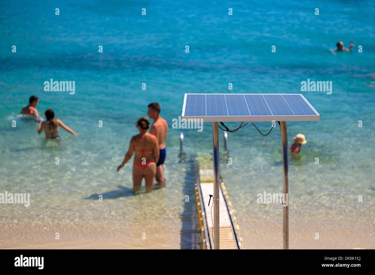 Pannello di uso insolito delle batterie solari in spiaggia. Scenario delle vacanze Foto Stock