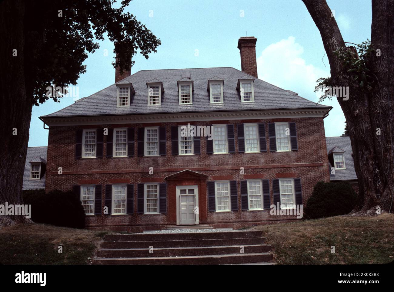 Williamsburg, Virginia. STATI UNITI. 9/1993. Costruito intorno al 1755. Carter’s Grove Planation era veramente una grande signora della Virginia coloniale che doveva vedere le alture del 17th ° secolo coloniale America e le devastazioni del 21st ° secolo di tempo, natura e la riparazione che prende il suo tributo. Le immagini che vedi mostrano lo stile di vita di uno degli ultimi proprietari di carter’s Grove, circa il 1928, presi negli anni ’1993…un momento in cui un visitatore poteva godere di un tocco di ricchezza dell’ultimo benefattore di carter’s Grove. Carter’s Grove Plantation chiuse le porte alla visione pubblica nel 2003. Costruire per carter Burwell. Foto Stock