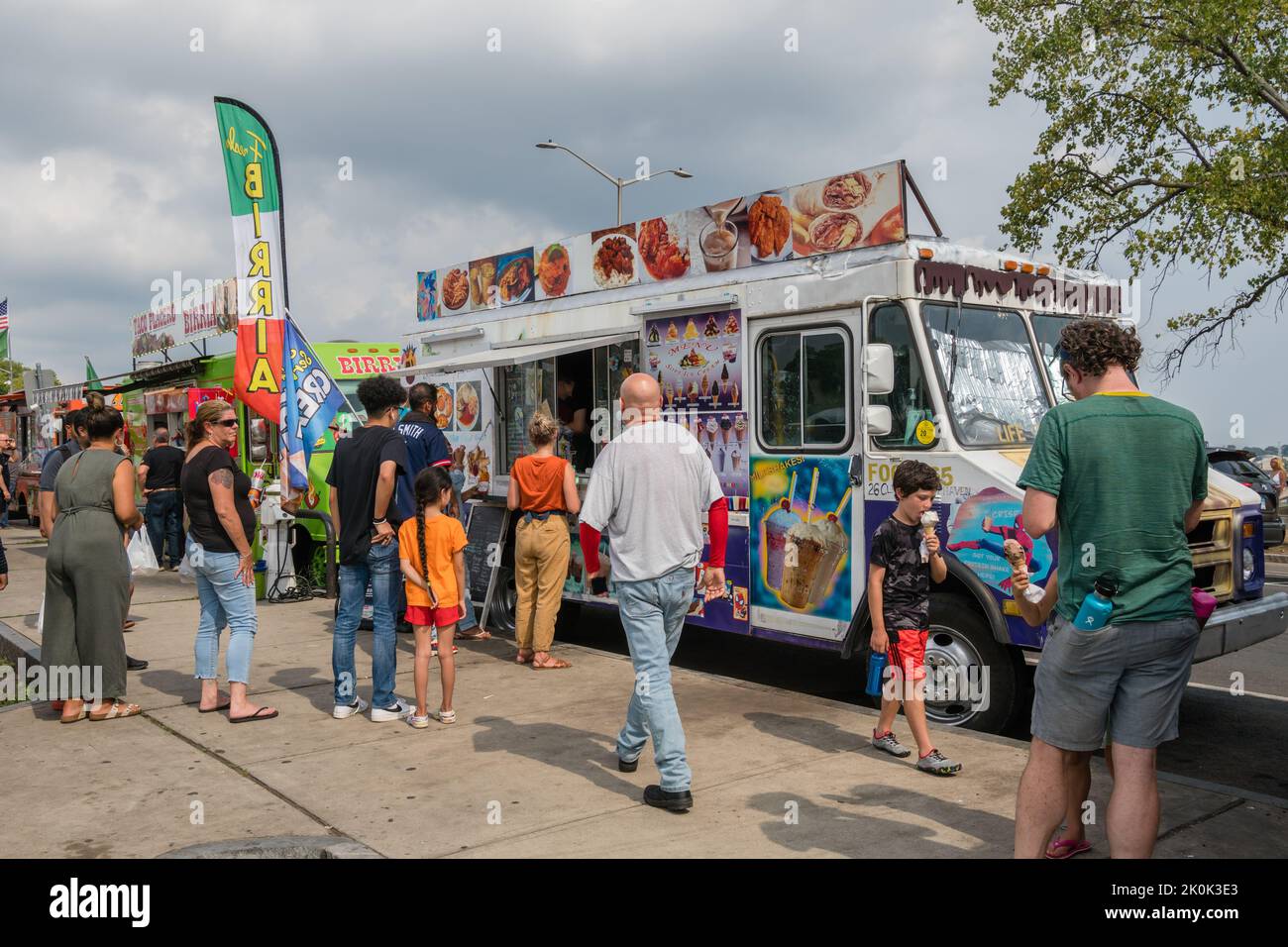 New Haven, CT, US-6 settembre 2022: Le persone si allineano per il cibo messicano e latino-americano ai camion alimentari Food Truck Paradise area. Foto Stock