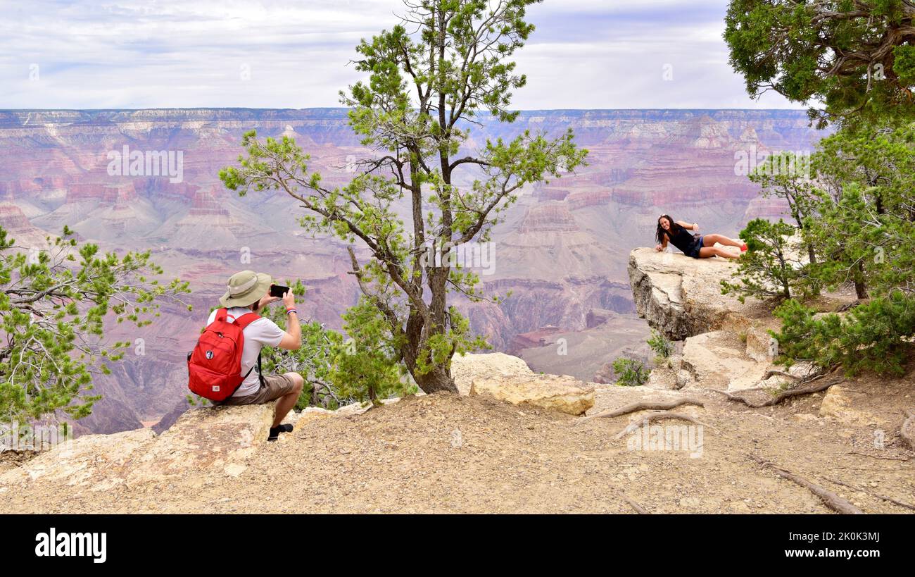 Coppia che scatta foto l'una dell'altra nel Grand Canyon National Park, Arizona, USA, America. Vista panoramica. Foto Stock