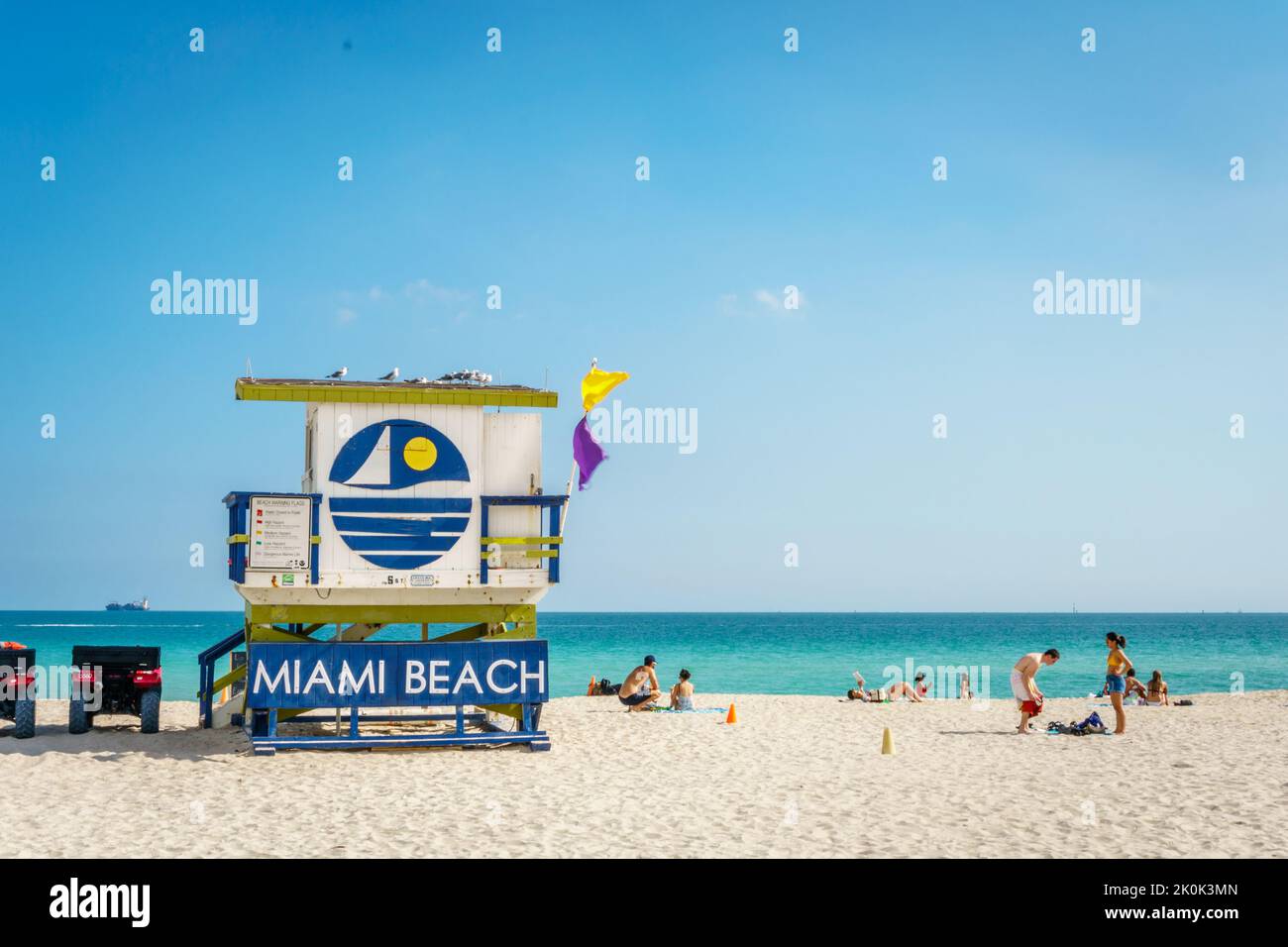 Miami Beach, FL, US-30 maggio 2022: Colorata torre del bagnino nella famosa South Beach di Miami Beach, USA. Foto Stock