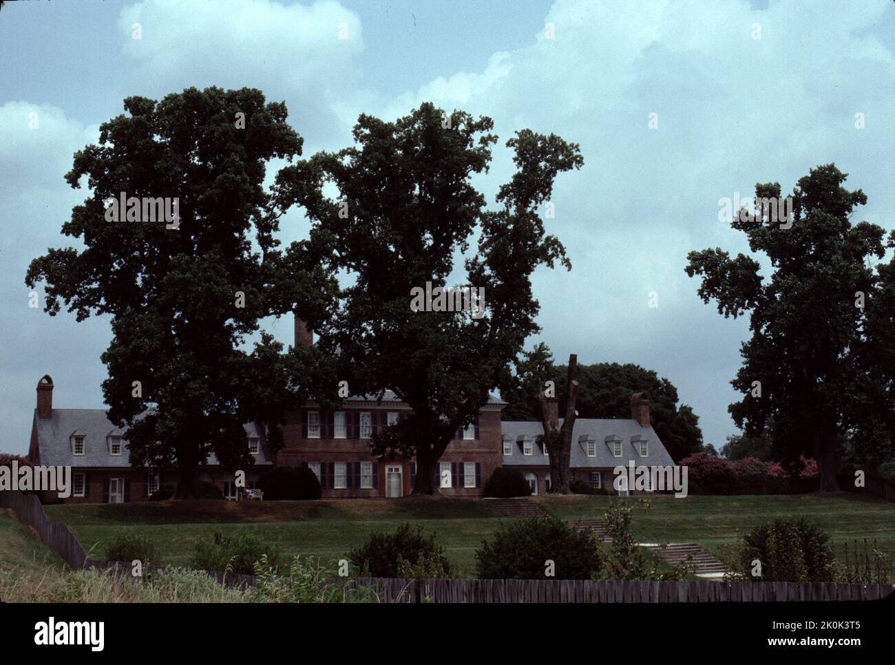 Williamsburg, Virginia. STATI UNITI. 9/1993. Costruito intorno al 1755. Carter’s Grove Planation era veramente una grande signora della Virginia coloniale che doveva vedere le alture del 17th ° secolo coloniale America e le devastazioni del 21st ° secolo di tempo, natura e la riparazione che prende il suo tributo. Le immagini che vedi mostrano lo stile di vita di uno degli ultimi proprietari di carter’s Grove, circa il 1928, presi negli anni ’1993…un momento in cui un visitatore poteva godere di un tocco di ricchezza dell’ultimo benefattore di carter’s Grove. Carter’s Grove Plantation chiuse le porte alla visione pubblica nel 2003. Costruire per carter Burwell. Foto Stock