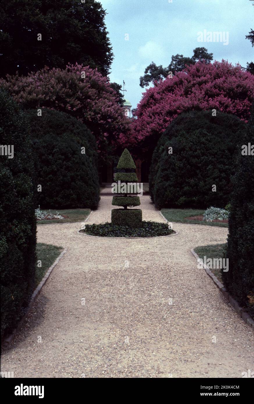 Williamsburg, Virginia. STATI UNITI. 9/1993. Costruito intorno al 1755. Carter’s Grove Planation era veramente una grande signora della Virginia coloniale che doveva vedere le alture del 17th ° secolo coloniale America e le devastazioni del 21st ° secolo di tempo, natura e la riparazione che prende il suo tributo. Le immagini che vedi mostrano lo stile di vita di uno degli ultimi proprietari di carter’s Grove, circa il 1928, presi negli anni ’1993…un momento in cui un visitatore poteva godere di un tocco di ricchezza dell’ultimo benefattore di carter’s Grove. Carter’s Grove Plantation chiuse le porte alla visione pubblica nel 2003. Costruire per carter Burwell. Foto Stock