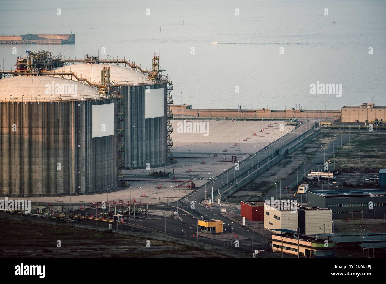 Vista aerea dell'ambiente al porto di carico con strade asfaltate e stoccaggio delle cisterne nelle giornate di sole Foto Stock