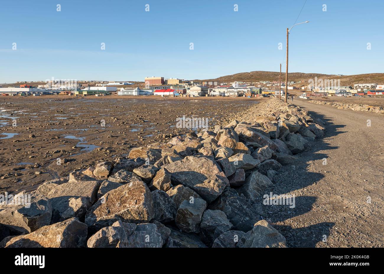 Bassa marea con una vista in lontananza dello skyline della città di Iqaluit a Nunavut, Canada Foto Stock