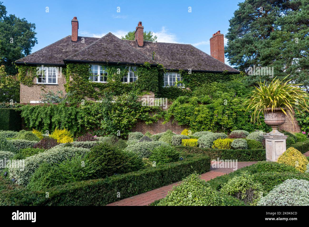 Giardini murati a RHS Wisley Garden con cespugli verdi misti e siepi, Surrey, Inghilterra, Regno Unito Foto Stock