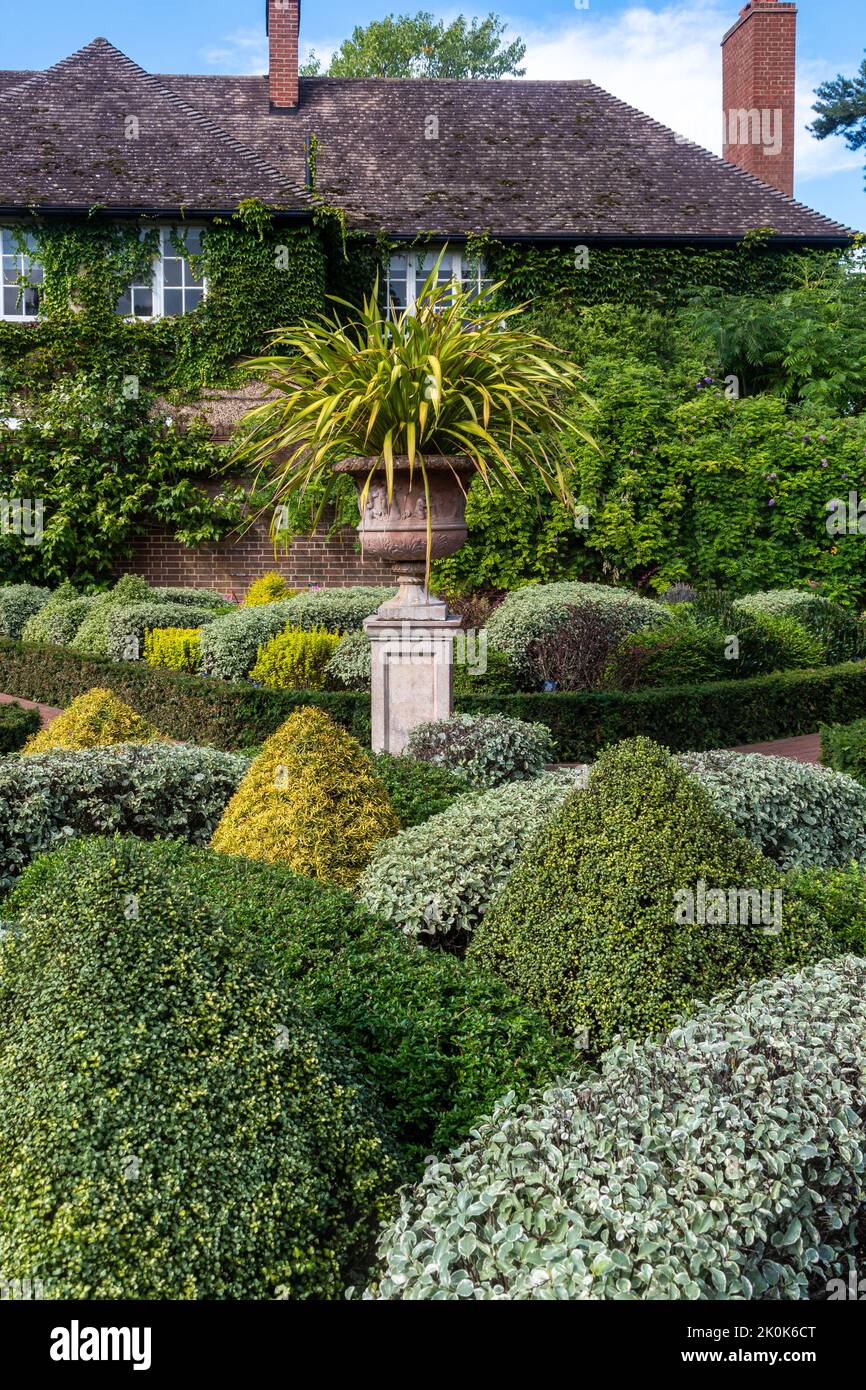 Giardini murati a RHS Wisley Garden con cespugli verdi misti e siepi, Surrey, Inghilterra, Regno Unito Foto Stock