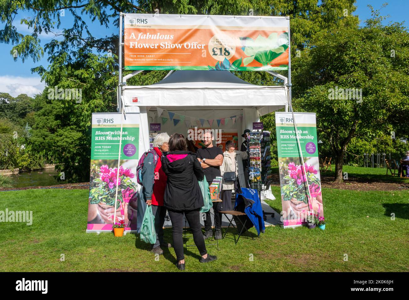 RHS Garden Wisley Flower Show Settembre 2022, un evento orticolo annuale a Surrey, Inghilterra, Regno Unito. Stalla vendita adesione di RHS Foto Stock