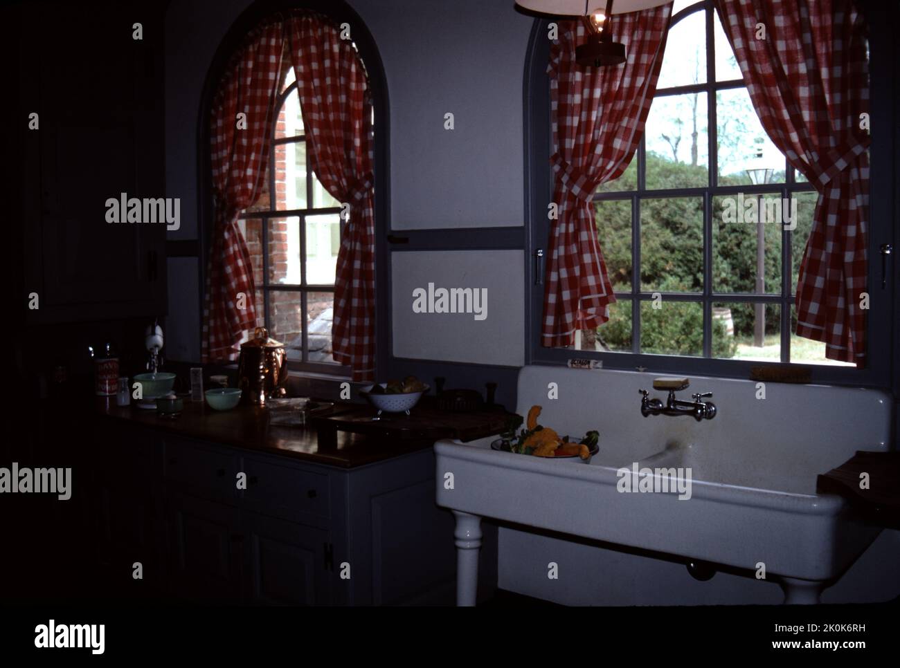 Williamsburg, Virginia. STATI UNITI. 9/1993. Costruito intorno al 1755. Carter’s Grove Planation era veramente una grande signora della Virginia coloniale che doveva vedere le alture del 17th ° secolo coloniale America e le devastazioni del 21st ° secolo di tempo, natura e la riparazione che prende il suo tributo. Le immagini che vedi mostrano lo stile di vita di uno degli ultimi proprietari di carter’s Grove, circa il 1928, presi negli anni ’1993…un momento in cui un visitatore poteva godere di un tocco di ricchezza dell’ultimo benefattore di carter’s Grove. Carter’s Grove Plantation chiuse le porte alla visione pubblica nel 2003. Costruire per carter Burwell. Foto Stock