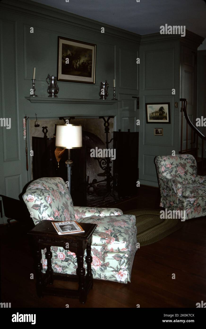 Williamsburg, Virginia. STATI UNITI. 9/1993. Costruito intorno al 1755. Carter’s Grove Planation era veramente una grande signora della Virginia coloniale che doveva vedere le alture del 17th ° secolo coloniale America e le devastazioni del 21st ° secolo di tempo, natura e la riparazione che prende il suo tributo. Le immagini che vedi mostrano lo stile di vita di uno degli ultimi proprietari di carter’s Grove, circa il 1928, presi negli anni ’1993…un momento in cui un visitatore poteva godere di un tocco di ricchezza dell’ultimo benefattore di carter’s Grove. Carter’s Grove Plantation chiuse le porte alla visione pubblica nel 2003. Costruire per carter Burwell. Foto Stock
