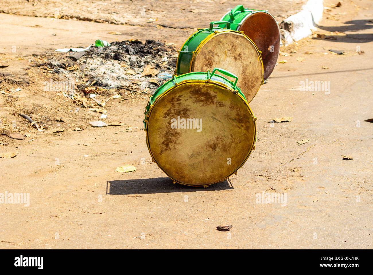 Goiânia, Goias, Brasile – 11 settembre 2022: Dettaglio di alcuni tamburi verdi tenuti sul pavimento, utilizzati durante il Congadas, una cultura afro-brasiliana Foto Stock