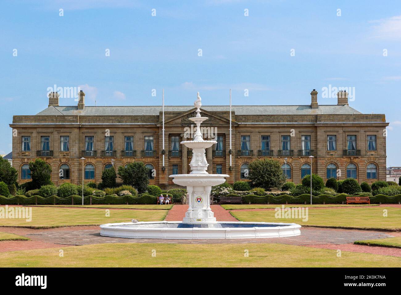 Vista attraverso i giardini della spianata verso ovest degli edifici della contea di Ayr, che ospita gli uffici comunali del consiglio locale e lo Sheriff Co Foto Stock