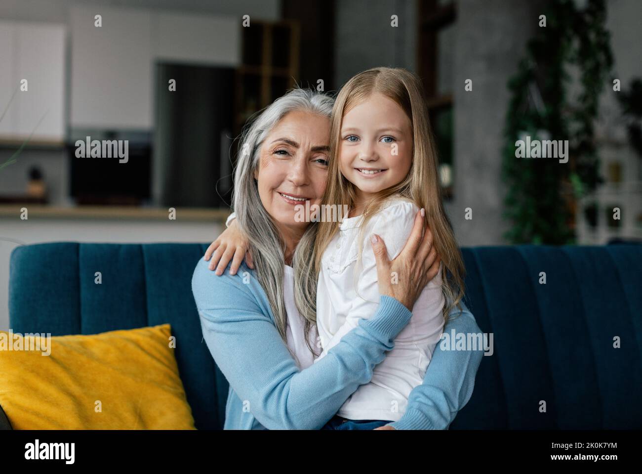 Amore e relazione familiare. Felice nonna anziana europea e nonna piccola che abbraccia Foto Stock