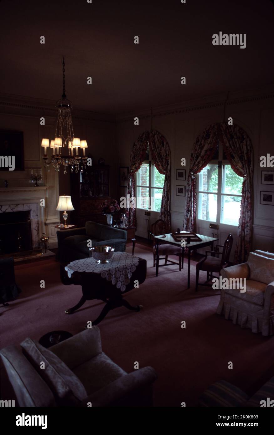 Williamsburg, Virginia. STATI UNITI. 9/1993. Costruito intorno al 1755. Carter’s Grove Planation era veramente una grande signora della Virginia coloniale che doveva vedere le alture del 17th ° secolo coloniale America e le devastazioni del 21st ° secolo di tempo, natura e la riparazione che prende il suo tributo. Le immagini che vedi mostrano lo stile di vita di uno degli ultimi proprietari di carter’s Grove, circa il 1928, presi negli anni ’1993…un momento in cui un visitatore poteva godere di un tocco di ricchezza dell’ultimo benefattore di carter’s Grove. Carter’s Grove Plantation chiuse le porte alla visione pubblica nel 2003. Costruire per carter Burwell. Foto Stock